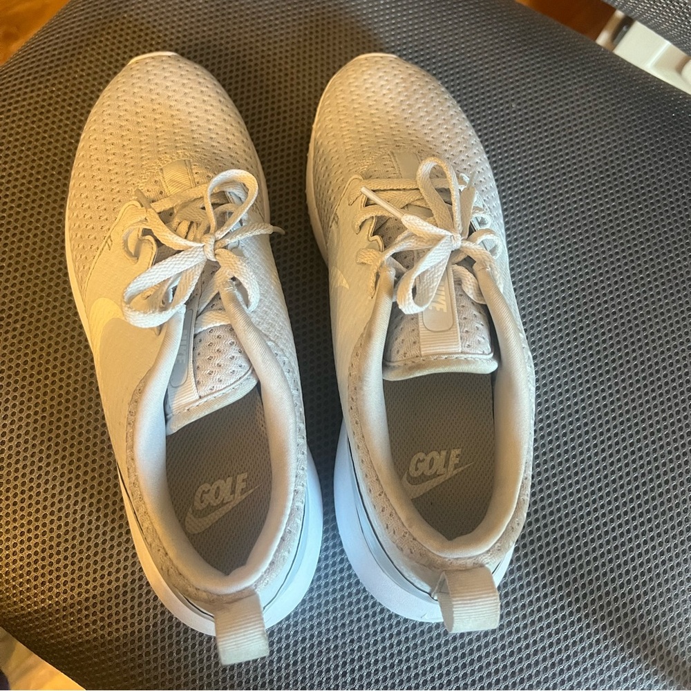 Women’s 8.5 Nike Golf shoes